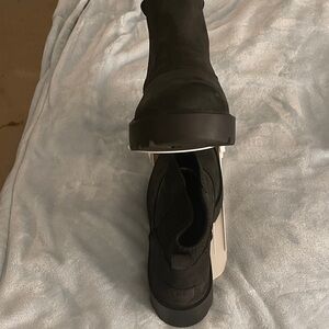 Women’s UGG Ballard Chelsea Black Boots.